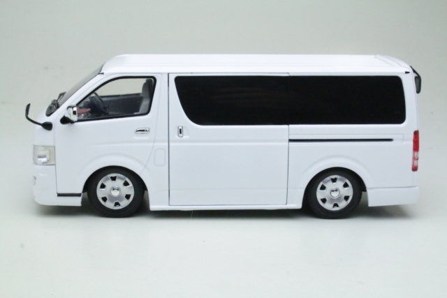 Toyota H200 HiAce super GL 2004, valkoinen