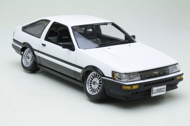 Toyota Corolla Levin (AE86) 1985, valkoinen