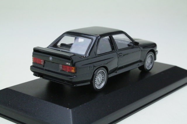 BMW M3 (e30) 1986, tummanharmaa
