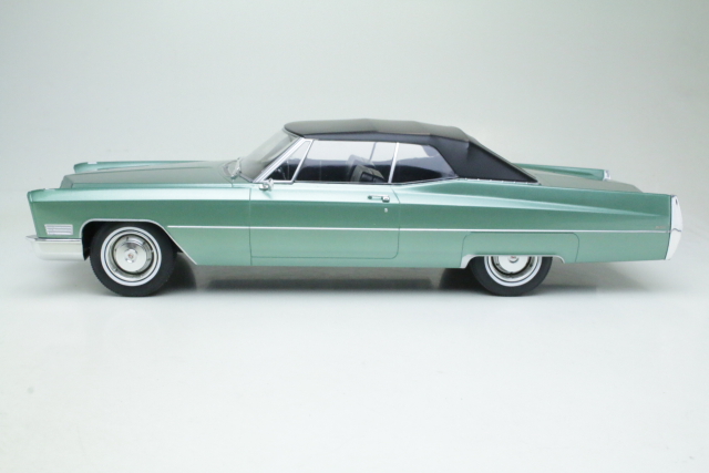 Cadillac DeVille Convertible 1967, green/black