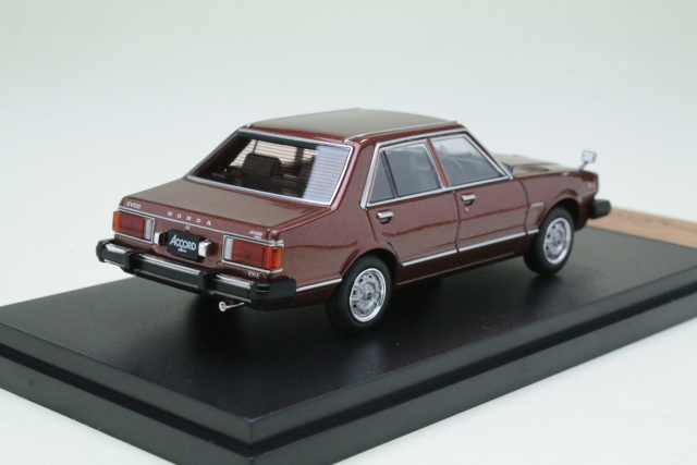 Honda Accord Saloon 1977, tummanpunainen