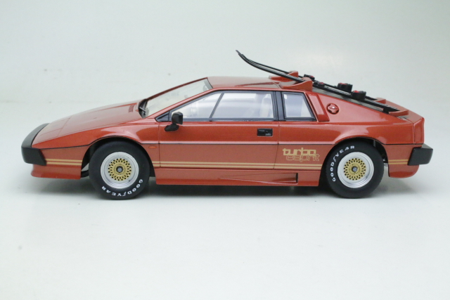 Lotus Esprit Turbo 1981, copper "Movie-Version with Skis"