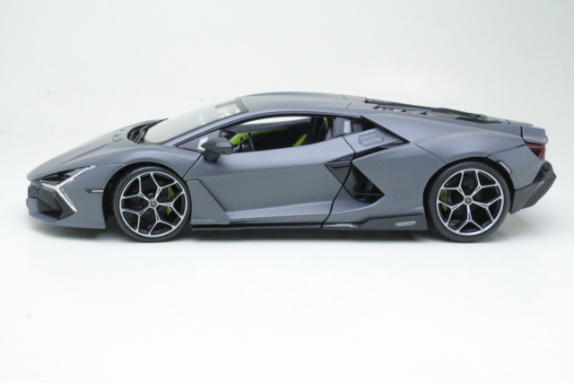 Lamborghini Revuelto 2023, harmaa