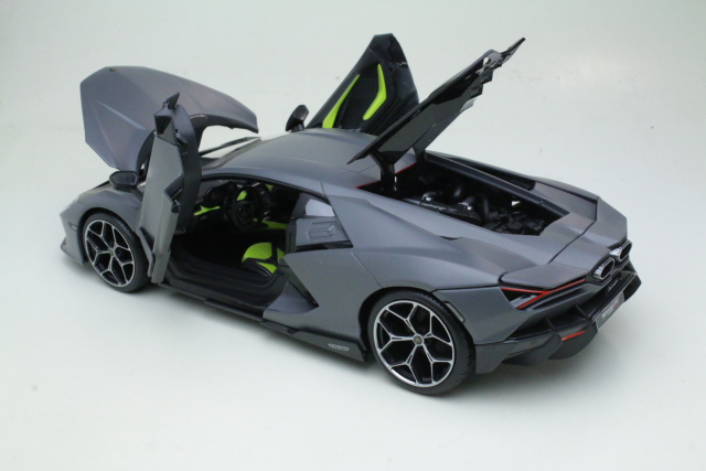 Lamborghini Revuelto 2023, harmaa
