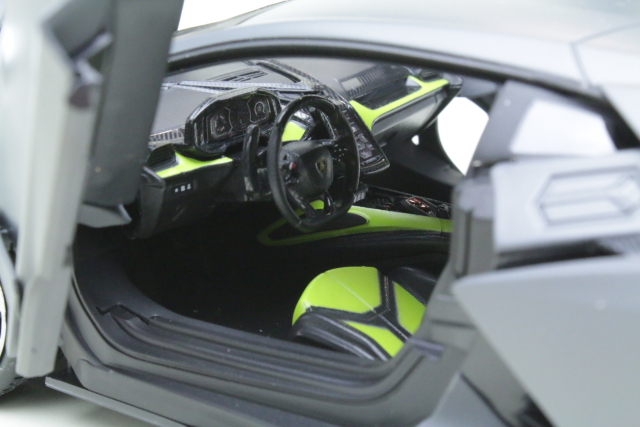 Lamborghini Revuelto 2023, harmaa