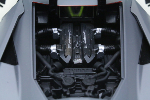 Lamborghini Revuelto 2023, harmaa