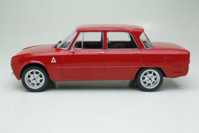 Alfa Romeo Giulia Nuova Super 1974, punainen