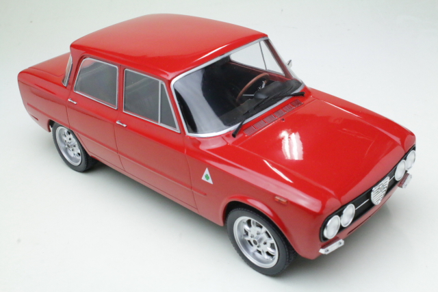 Alfa Romeo Giulia Nuova Super 1974, punainen