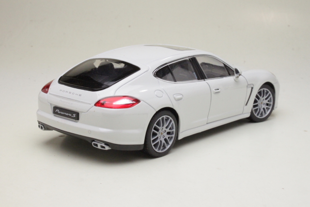 Porsche Panamera S 2009, valkoinen