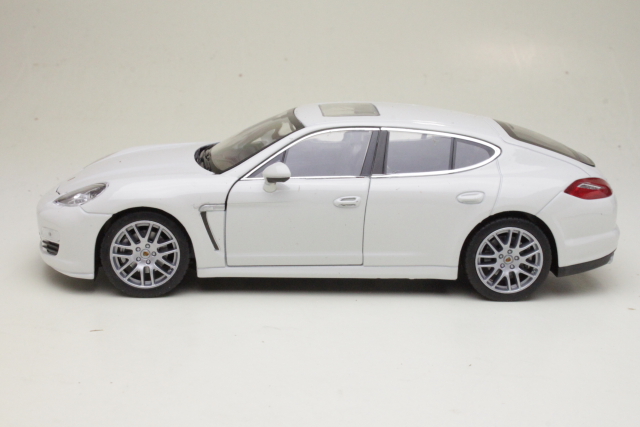 Porsche Panamera S 2009, valkoinen