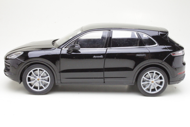 Porsche Cayenne Turbo 2019, musta