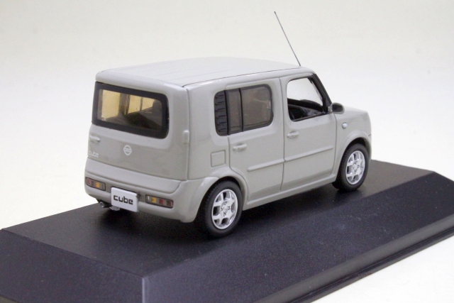 Nissan Cube 2003, harmaa
