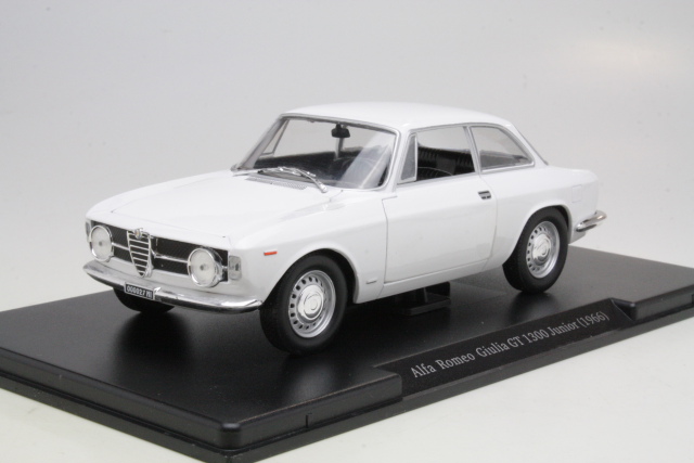 Alfa Romeo Giulia GT1300 Junior 1966, valkoinen