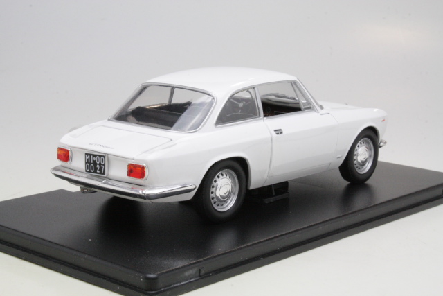 Alfa Romeo Giulia GT1300 Junior 1966, valkoinen