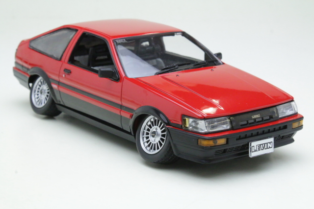 Toyota Corolla Levin (AE86) 1985, punainen