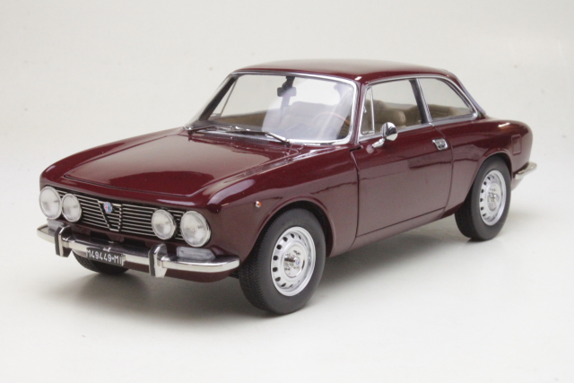 Alfa Romeo 2000 GTV 1973, dark red
