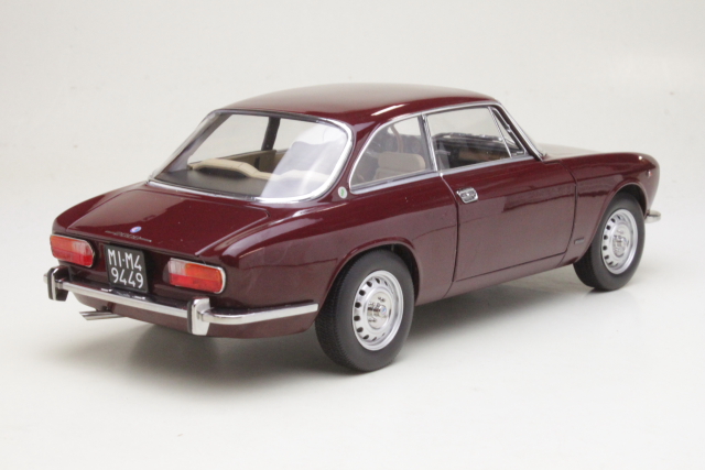 Alfa Romeo 2000 GTV 1973, dark red