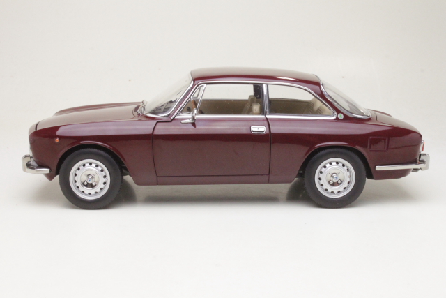 Alfa Romeo 2000 GTV 1973, dark red