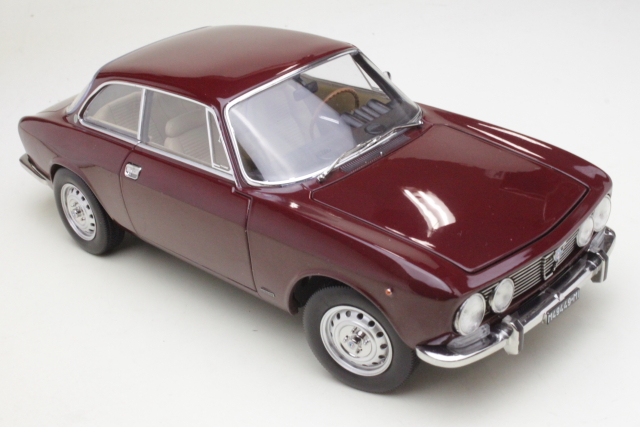 Alfa Romeo 2000 GTV 1973, dark red