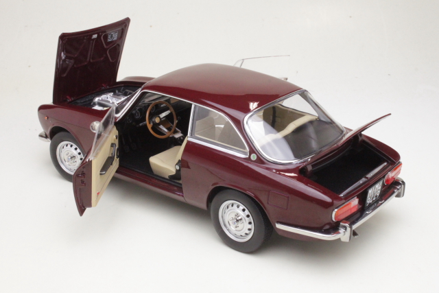 Alfa Romeo 2000 GTV 1973, dark red