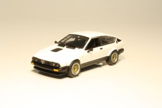 Alfa Romeo Alfetta GTV V6 2.5 1980, valkoinen