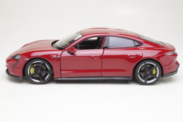 Porsche Taycan Turbo S 2021, tummanpunainen