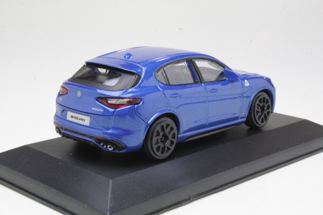 Alfa Romeo Stelvio 2017, sininen