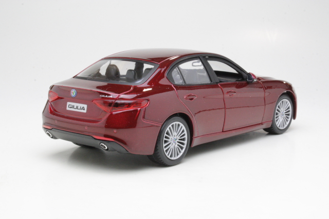 Alfa Romeo Giulia 2016, punainen