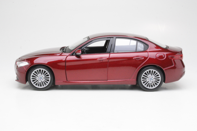 Alfa Romeo Giulia 2016, punainen
