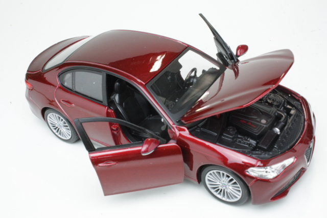 Alfa Romeo Giulia 2016, punainen