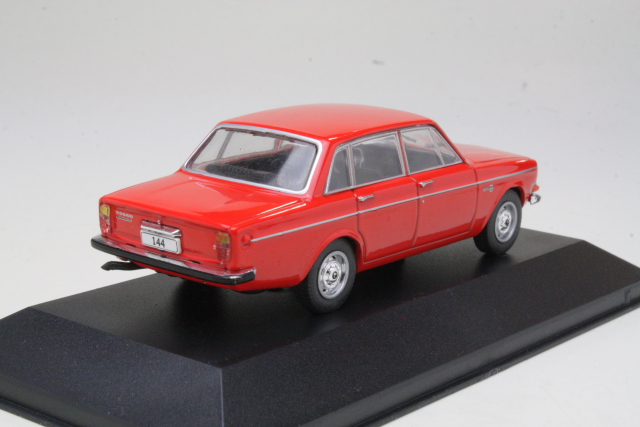 Volvo 144, red