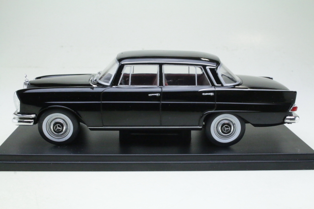 Mercedes 220 (w111) 1959, musta