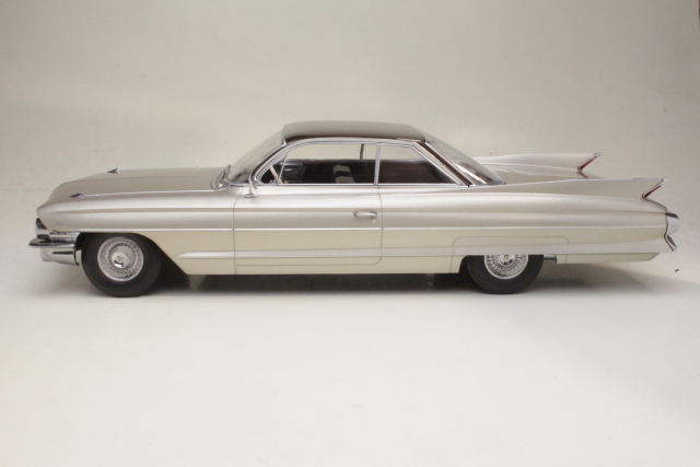Cadillac Series 62 Coupe DeVille 1961, beige/ruskea