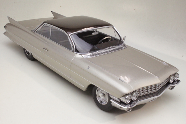 Cadillac Series 62 Coupe DeVille 1961, beige/ruskea