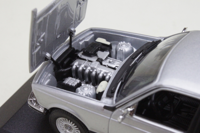 BMW 733i 1977, silver