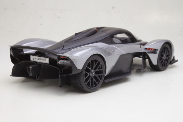 Aston Martin Valkyrie 2022, hopea/musta