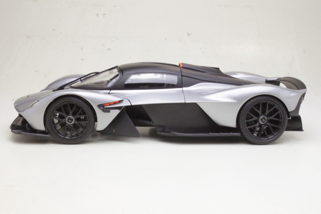 Aston Martin Valkyrie 2022, hopea/musta