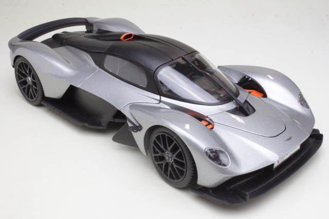 Aston Martin Valkyrie 2022, hopea/musta