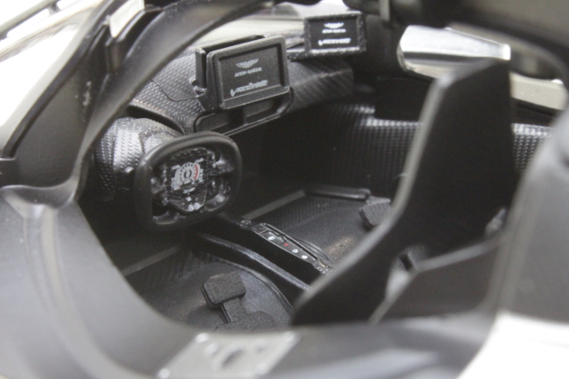 Aston Martin Valkyrie 2022, hopea/musta