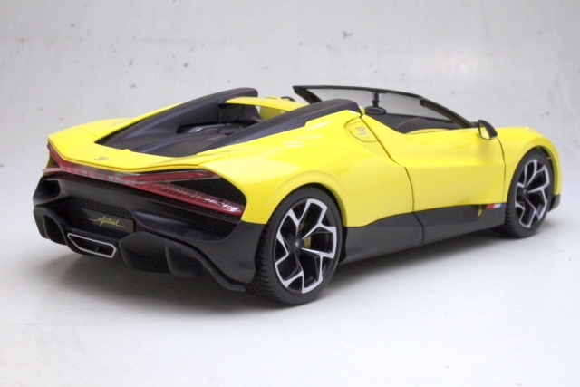 Bugatti W16 Mistral 2023, keltainen/musta