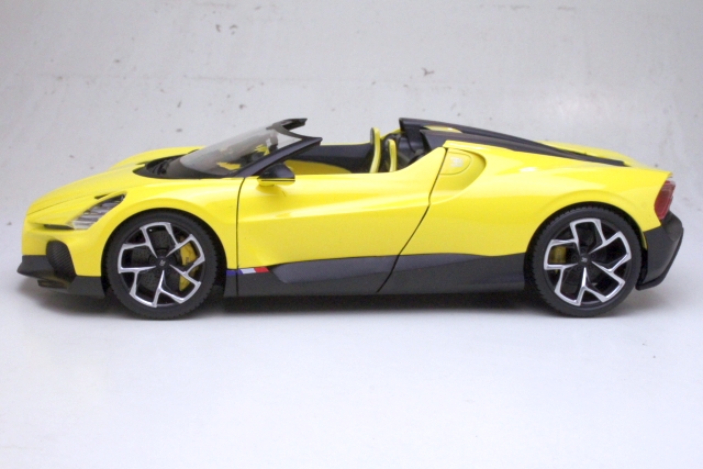 Bugatti W16 Mistral 2023, keltainen/musta