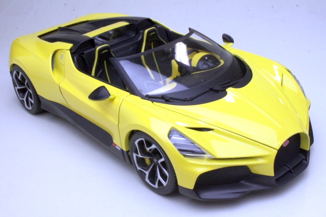 Bugatti W16 Mistral 2023, keltainen/musta