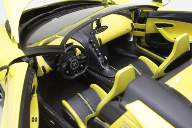 Bugatti W16 Mistral 2023, keltainen/musta