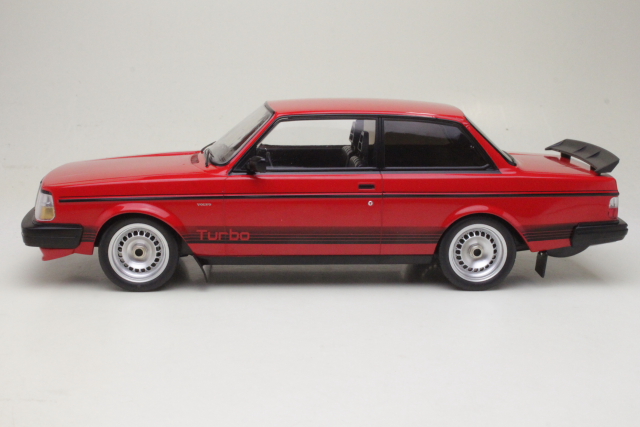 Volvo 240 Turbo 1986, punainen "Custom"