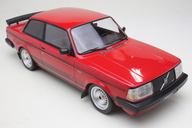 Volvo 240 Turbo 1986, punainen "Custom"