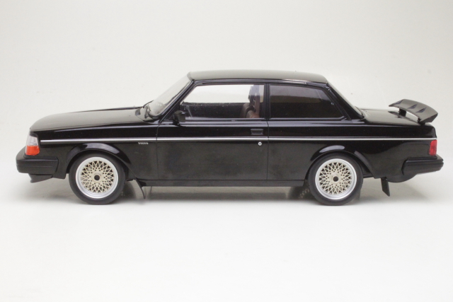 Volvo 240 Turbo 1986, musta "Custom"