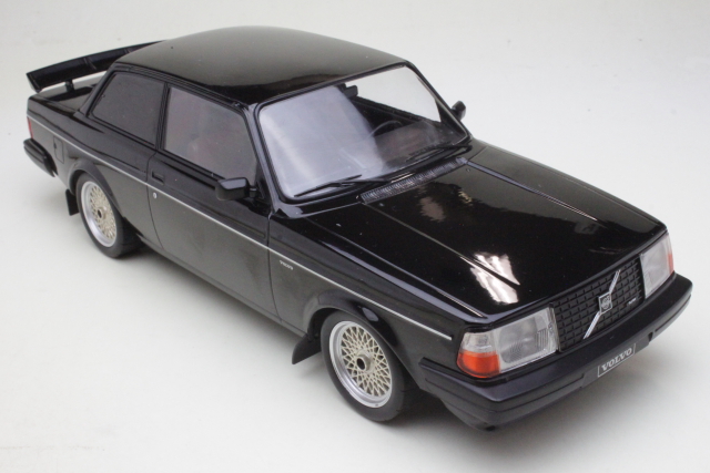 Volvo 240 Turbo 1986, musta "Custom"