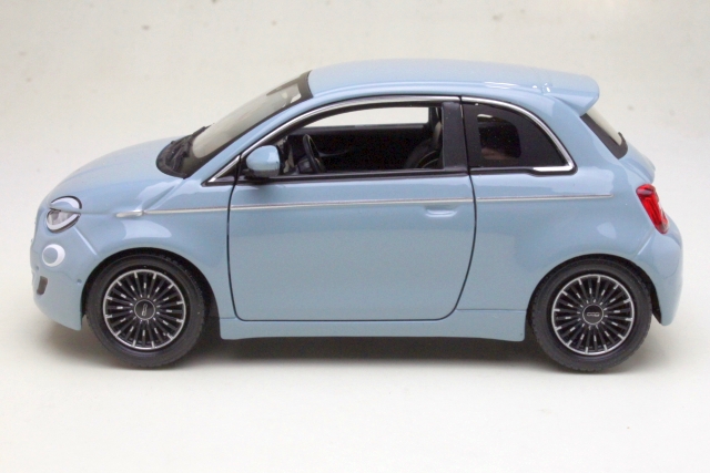 Fiat 500e 2023, vaaleansininen