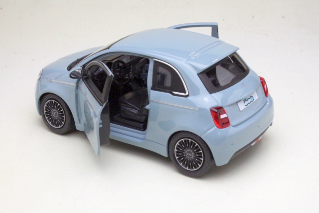 Fiat 500e 2023, vaaleansininen