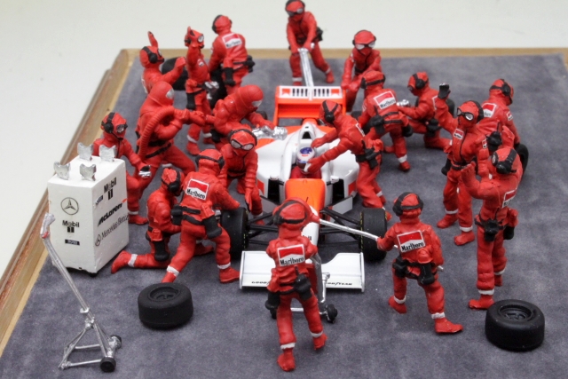 McLaren MP4/11, F1 1998, M.Häkkinen "In Pitstop with 19 crew"